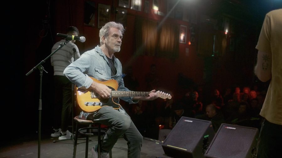 Un partecipante suona sul palco con un maestro al CHIT-DAY 2025 a Bologna