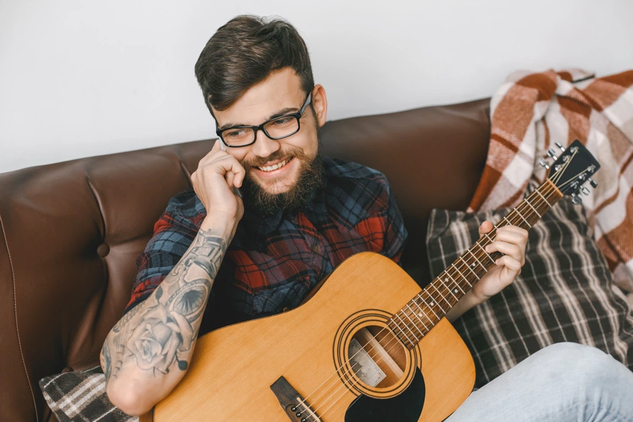 Studente al telefono con il proprio Tutor personale di Chitarra Facile